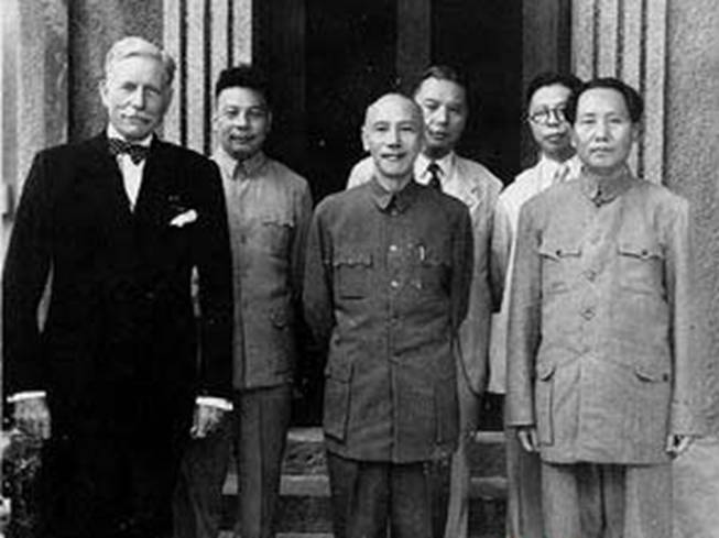 https://upload.wikimedia.org/wikipedia/commons/5/56/Mao_and_Chiang1945.jpg