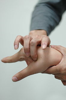 https://upload.wikimedia.org/wikipedia/commons/thumb/0/05/Acupuncture_point_Hegu_%28LI_4%29.jpg/220px-Acupuncture_point_Hegu_%28LI_4%29.jpg