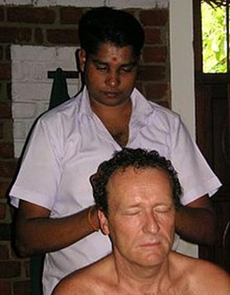 https://upload.wikimedia.org/wikipedia/commons/thumb/a/a2/Ayurweda_kopfmassage.JPG/220px-Ayurweda_kopfmassage.JPG