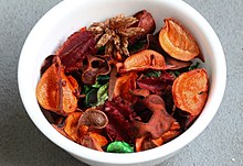 https://upload.wikimedia.org/wikipedia/commons/thumb/f/f8/Sa-potpourri.jpg/220px-Sa-potpourri.jpg