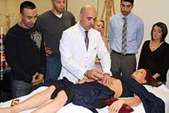 https://upload.wikimedia.org/wikipedia/commons/thumb/9/92/NY_College_Acpuncture_demo.jpg/220px-NY_College_Acpuncture_demo.jpg