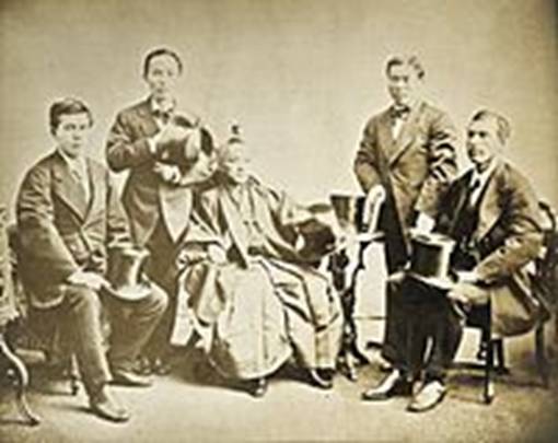 https://upload.wikimedia.org/wikipedia/commons/thumb/7/7a/Iwakura_mission.jpg/200px-Iwakura_mission.jpg