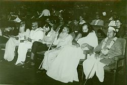 https://upload.wikimedia.org/wikipedia/commons/thumb/9/91/1970-World_Conf_on_Scientific_Yoga.jpg/250px-1970-World_Conf_on_Scientific_Yoga.jpg