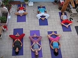 https://upload.wikimedia.org/wikipedia/commons/thumb/7/72/YogaClass.jpg/250px-YogaClass.jpg