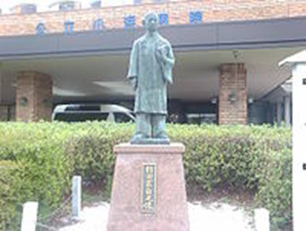 https://upload.wikimedia.org/wikipedia/commons/thumb/5/54/Sugita_Genpaku_Statue_in_Obama_City.jpg/200px-Sugita_Genpaku_Statue_in_Obama_City.jpg