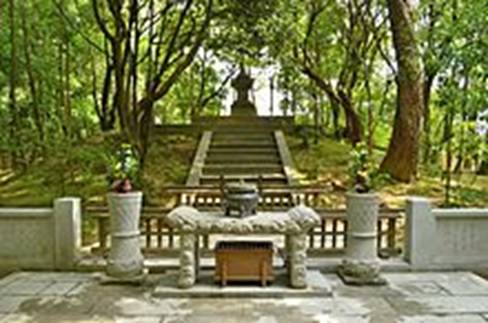 https://upload.wikimedia.org/wikipedia/commons/thumb/3/35/Toshodai-ji%2C_Ganjin-byou.jpg/220px-Toshodai-ji%2C_Ganjin-byou.jpg