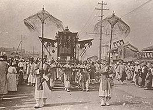 https://upload.wikimedia.org/wikipedia/commons/thumb/d/d0/Funeral_for_Gojong.JPG/240px-Funeral_for_Gojong.JPG