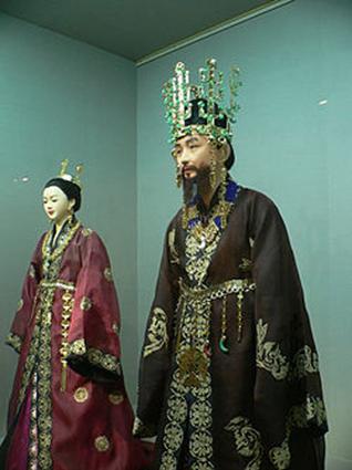 https://upload.wikimedia.org/wikipedia/commons/thumb/4/4a/King_and_Queen.jpg/250px-King_and_Queen.jpg