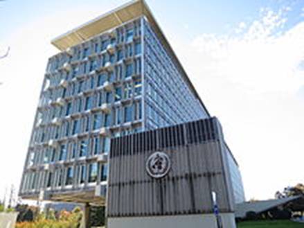 https://upload.wikimedia.org/wikipedia/commons/thumb/2/2e/WHO_HQ_main_building%2C_Geneva%2C_from_North.JPG/220px-WHO_HQ_main_building%2C_Geneva%2C_from_North.JPG