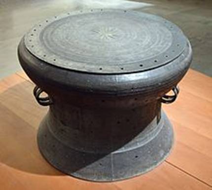 https://upload.wikimedia.org/wikipedia/commons/thumb/5/5f/Tambour-song-da2.jpg/220px-Tambour-song-da2.jpg