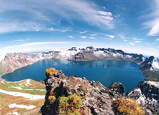 https://upload.wikimedia.org/wikipedia/commons/thumb/6/6d/Baitou_Mountain_Tianchi.jpg/320px-Baitou_Mountain_Tianchi.jpg