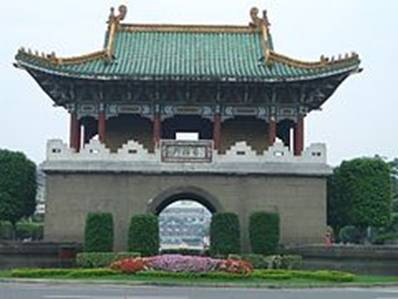 https://upload.wikimedia.org/wikipedia/commons/thumb/2/2b/JingFuGate.JPG/240px-JingFuGate.JPG