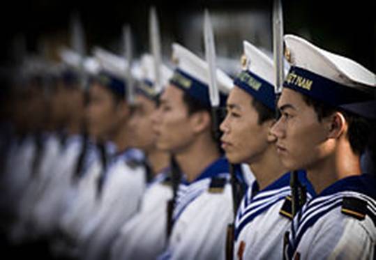 https://upload.wikimedia.org/wikipedia/commons/thumb/d/d6/VPN_sailors_in_formation_070620-N-0696M-397_0WG0I.jpg/260px-VPN_sailors_in_formation_070620-N-0696M-397_0WG0I.jpg