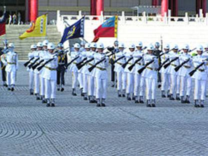 https://upload.wikimedia.org/wikipedia/commons/thumb/e/e2/Military_parade_in_front_of_Chiang_Kai-shek_Memorial_Hall.jpg/250px-Military_parade_in_front_of_Chiang_Kai-shek_Memorial_Hall.jpg