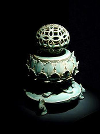 https://upload.wikimedia.org/wikipedia/commons/thumb/5/52/Korea_-_Seoul_-_National_Museum_-_Incense_Burner_0252-06a.jpg/210px-Korea_-_Seoul_-_National_Museum_-_Incense_Burner_0252-06a.jpg