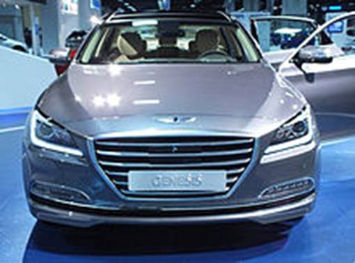 https://upload.wikimedia.org/wikipedia/commons/thumb/6/6b/2014_Hyundai_Genesis_Head-On_View.jpg/220px-2014_Hyundai_Genesis_Head-On_View.jpg