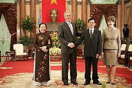 https://upload.wikimedia.org/wikipedia/commons/thumb/a/ad/NguyenMinhTriet_%26_GeorgeWBush_2006-Nov-17.jpg/260px-NguyenMinhTriet_%26_GeorgeWBush_2006-Nov-17.jpg