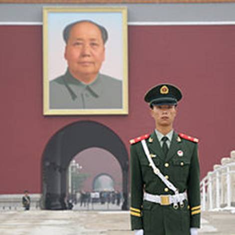 https://upload.wikimedia.org/wikipedia/commons/thumb/6/6a/ForbiddenCity_MaoZedongPortrait_%28pixinn.net%29.jpg/220px-ForbiddenCity_MaoZedongPortrait_%28pixinn.net%29.jpg