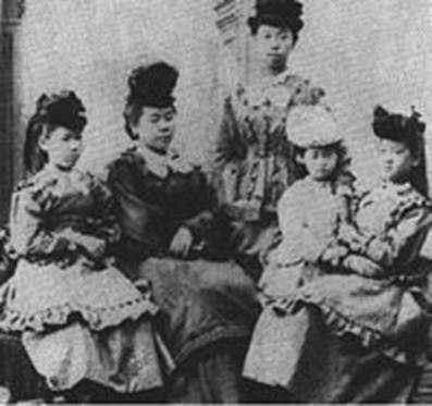 https://upload.wikimedia.org/wikipedia/commons/thumb/9/9e/First_female_study-abroad_students.jpg/200px-First_female_study-abroad_students.jpg
