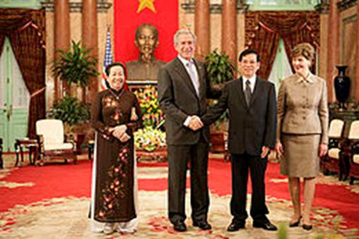 https://upload.wikimedia.org/wikipedia/commons/thumb/a/ad/NguyenMinhTriet_%26_GeorgeWBush_2006-Nov-17.jpg/260px-NguyenMinhTriet_%26_GeorgeWBush_2006-Nov-17.jpg
