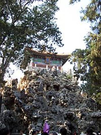 https://upload.wikimedia.org/wikipedia/commons/thumb/9/97/%E5%BE%A1%E8%8A%B1%E5%9B%AD.JPG/200px-%E5%BE%A1%E8%8A%B1%E5%9B%AD.JPG