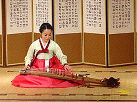 https://upload.wikimedia.org/wikipedia/commons/thumb/c/c3/Kayagumplayer2.jpg/220px-Kayagumplayer2.jpg