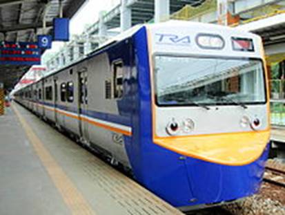 https://upload.wikimedia.org/wikipedia/commons/thumb/8/8c/TRA_EMU700_at_Songshan_Station_20070821.jpg/220px-TRA_EMU700_at_Songshan_Station_20070821.jpg