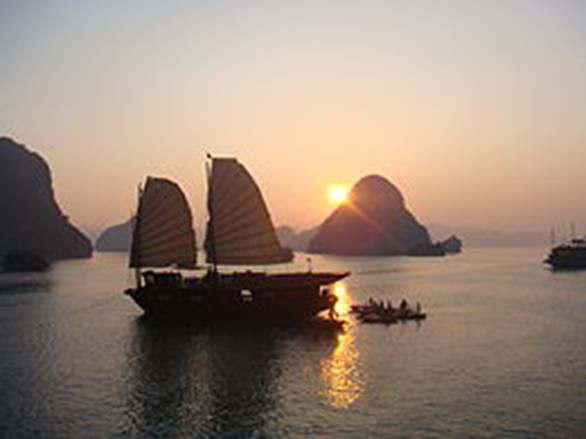 https://upload.wikimedia.org/wikipedia/commons/thumb/b/b5/Ha_Long_Bay%2C_sunset.jpg/260px-Ha_Long_Bay%2C_sunset.jpg