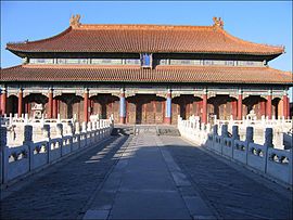 https://upload.wikimedia.org/wikipedia/commons/thumb/5/51/BeijingForbiddenCity3.jpg/270px-BeijingForbiddenCity3.jpg