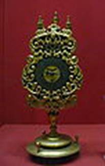 https://upload.wikimedia.org/wikipedia/commons/thumb/0/0e/Clockwithacopperhatstand.JPG/76px-Clockwithacopperhatstand.JPG