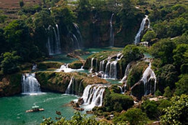 https://upload.wikimedia.org/wikipedia/commons/thumb/9/9b/Ban_Gioc_-_Detian_Falls2.jpg/260px-Ban_Gioc_-_Detian_Falls2.jpg