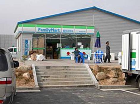 https://upload.wikimedia.org/wikipedia/commons/thumb/c/c7/Kaesong_familymart.jpg/260px-Kaesong_familymart.jpg