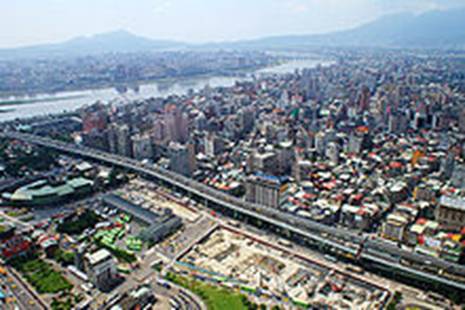 https://upload.wikimedia.org/wikipedia/commons/thumb/e/e3/TaipeiCivicBlvdExpressway.jpg/220px-TaipeiCivicBlvdExpressway.jpg