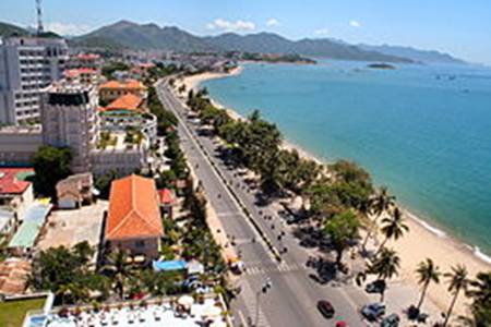 https://upload.wikimedia.org/wikipedia/commons/thumb/8/8a/Nhatrang_rue_tran_phu.jpg/260px-Nhatrang_rue_tran_phu.jpg