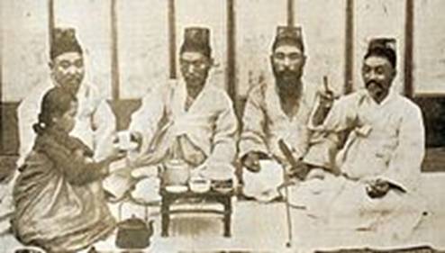 https://upload.wikimedia.org/wikipedia/commons/thumb/e/ea/1910%EB%85%84%EB%8C%80_%EC%A1%B0%EC%84%A0_%EA%B8%B0%EC%83%9D.jpg/220px-1910%EB%85%84%EB%8C%80_%EC%A1%B0%EC%84%A0_%EA%B8%B0%EC%83%9D.jpg