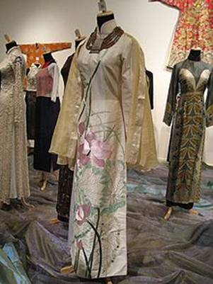 https://upload.wikimedia.org/wikipedia/commons/thumb/4/43/Ao_dai_in_the_Vietnamese_Women%27s_Museum.jpg/220px-Ao_dai_in_the_Vietnamese_Women%27s_Museum.jpg