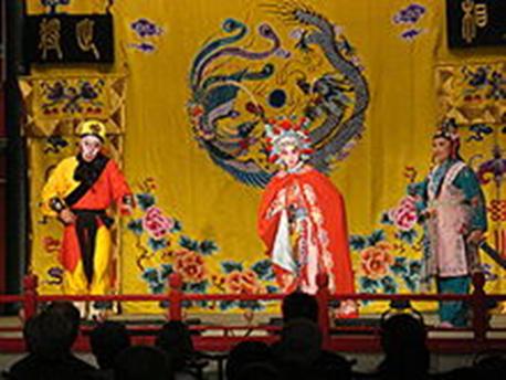 https://upload.wikimedia.org/wikipedia/commons/thumb/e/ea/Pekin_przedstawienie_tradycjnego_teatru_chinskiego_7.JPG/220px-Pekin_przedstawienie_tradycjnego_teatru_chinskiego_7.JPG