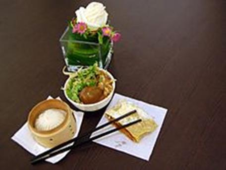 https://upload.wikimedia.org/wikipedia/commons/thumb/2/25/Tianjin_lunch_of_Goubuli.jpg/220px-Tianjin_lunch_of_Goubuli.jpg