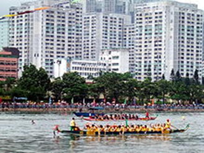 https://upload.wikimedia.org/wikipedia/commons/thumb/1/1e/Dragon_boat_racing.jpg/220px-Dragon_boat_racing.jpg