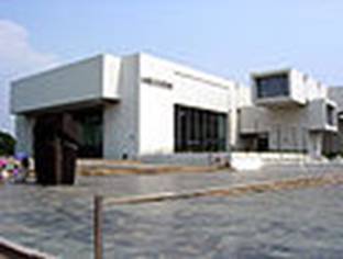 https://upload.wikimedia.org/wikipedia/commons/thumb/6/64/Taipei-fine-arts-museum.jpg/120px-Taipei-fine-arts-museum.jpg
