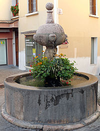 https://upload.wikimedia.org/wikipedia/commons/thumb/1/1b/Embrun_-_Fontaine_-807.jpg/200px-Embrun_-_Fontaine_-807.jpg